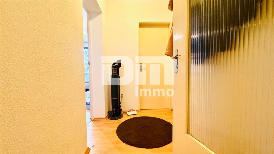 (R)eserviert!Kompakte Zweizimmerwohnung mit Balkon, Kellerraum - Flur / Diele